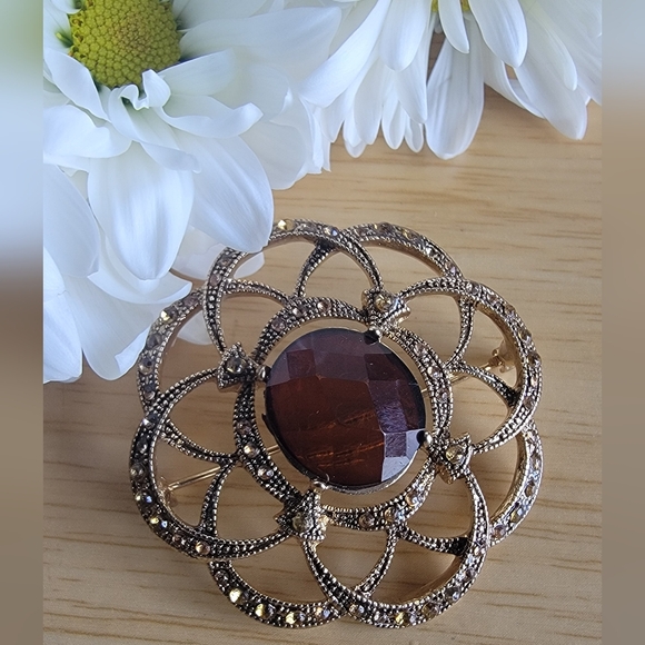 Monet Jewelry - MONET Elegant Gold Tone And Rhinestone  Brooch